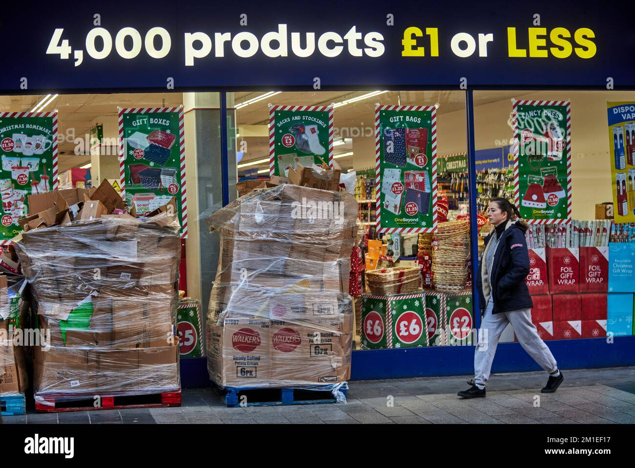 Southport Pound Shop e cartone per il riciclaggio Foto Stock