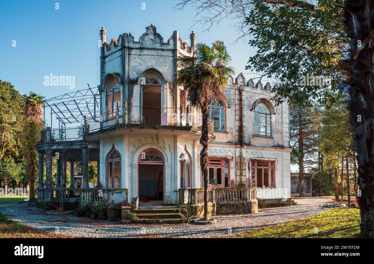 Facciata di vecchio castello infestato d'epoca o palazzo nel giorno di sole estate. Foto Stock