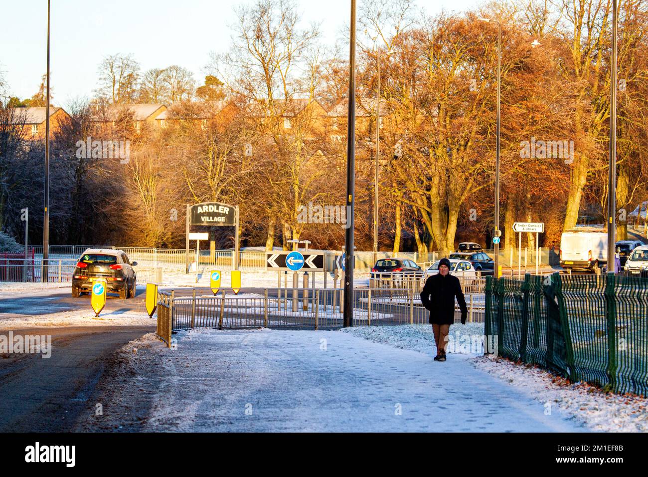 Dundee, Tayside, Scozia, Regno Unito. 12th Dec, 2022. UK Weather: Il nord-est della Scozia sta godendo il sole bello di dicembre, con temperature fredde gelide intorno a -5°C. La nevicata di Tayside e il brina forte hanno portato ad un significativo accumulo di neve ghiacciata che copre le strade e i marciapiedi di Dundee. Il comune di Dundee è stato molto indietro nel rimuovere le condizioni estremamente pericolose per gli automobilisti e i pedoni. Credit: Dundee Photographics/Alamy Live News Foto Stock