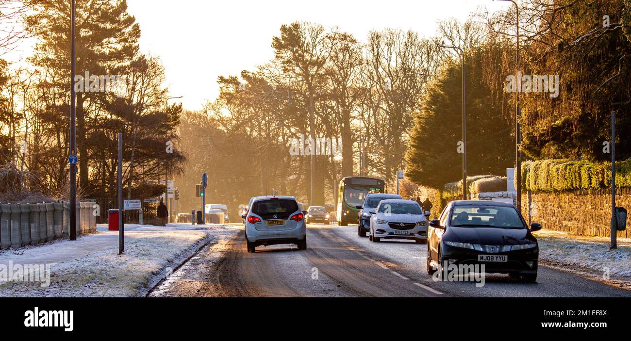 Dundee, Tayside, Scozia, Regno Unito. 12th Dec, 2022. UK Weather: Il nord-est della Scozia sta godendo il sole bello di dicembre, con temperature fredde gelide intorno a -5°C. La nevicata di Tayside e il brina forte hanno portato ad un significativo accumulo di neve ghiacciata che copre le strade e i marciapiedi di Dundee. Il comune di Dundee è stato molto indietro nel rimuovere le condizioni estremamente pericolose per gli automobilisti e i pedoni. Credit: Dundee Photographics/Alamy Live News Foto Stock