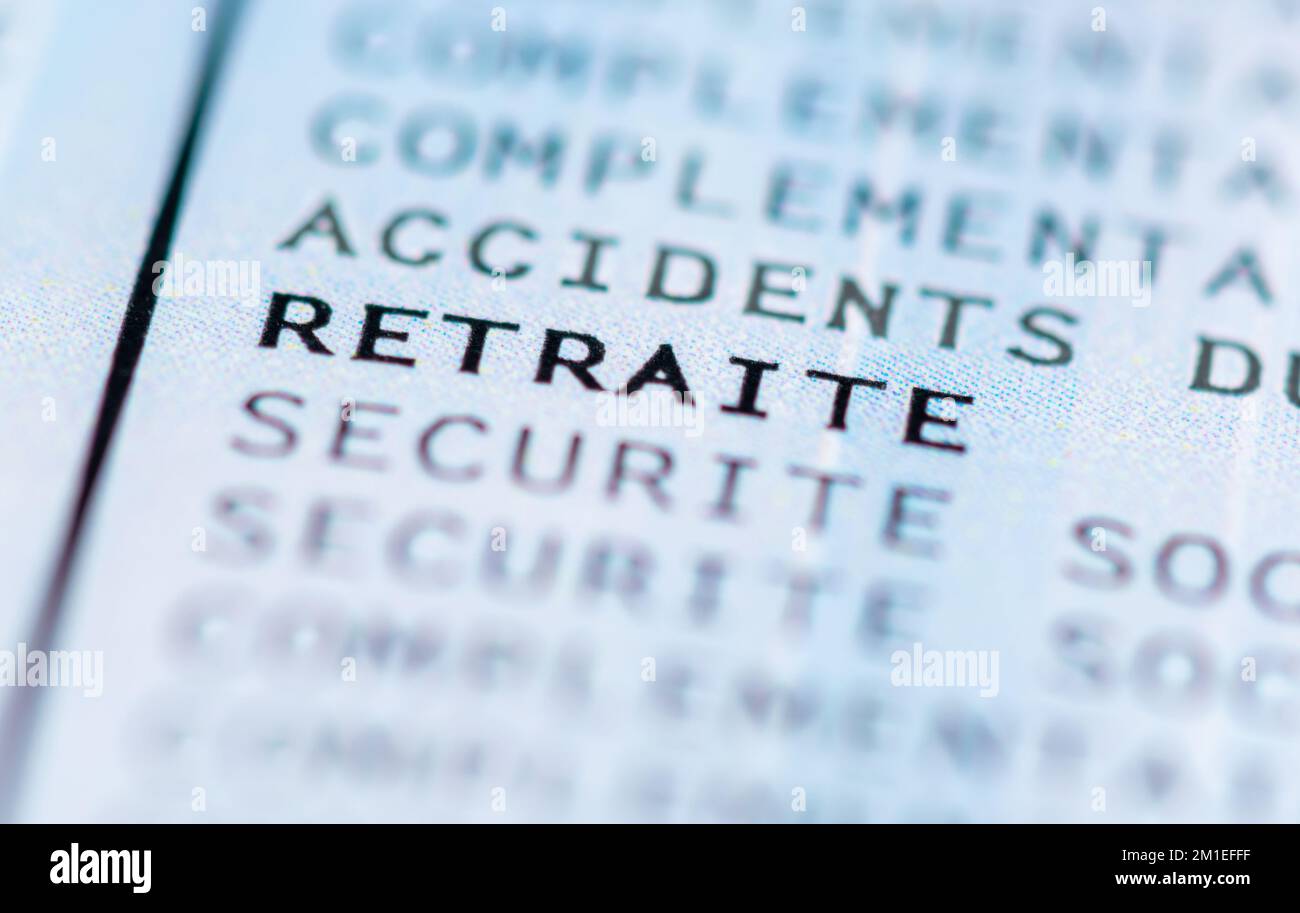 Dettaglio di un libro paga francese incentrato sui contributi previdenziali per la pensione Foto Stock