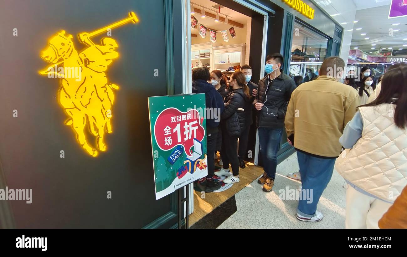 SHANGHAI, CINA - 12 DICEMBRE 2022 - le persone spendono denaro durante la promozione Double 12 Shopping Festival in un grande magazzino a Shanghai, Cina, De Foto Stock