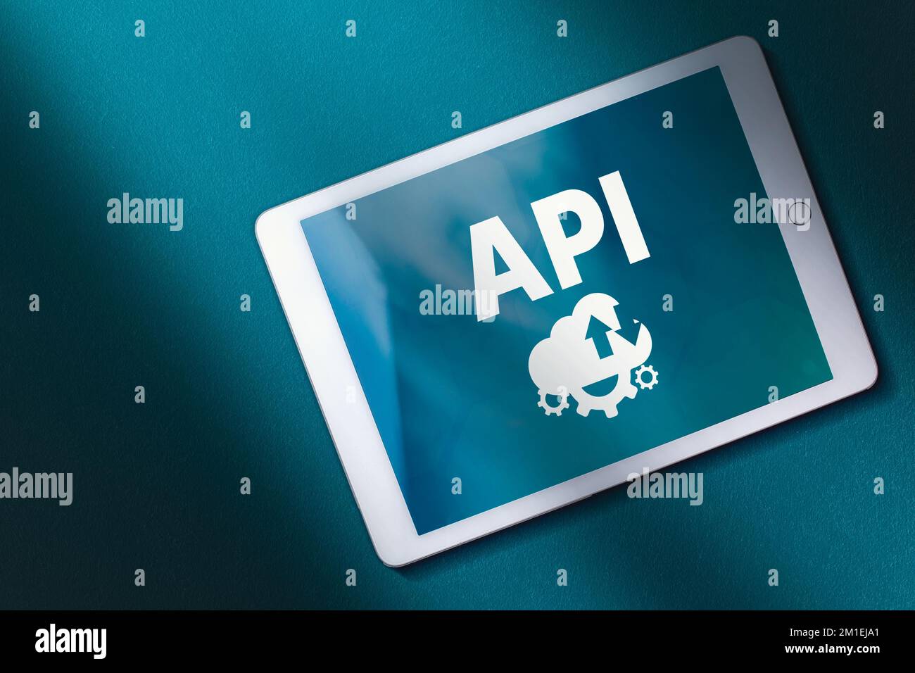 Vista dall'alto del tablet digitale con l'acronimo API sullo schermo e lo sfondo in teal. Spazio di copia. Concetto di Internet e tecnologia. Business, programmazione. Foto Stock