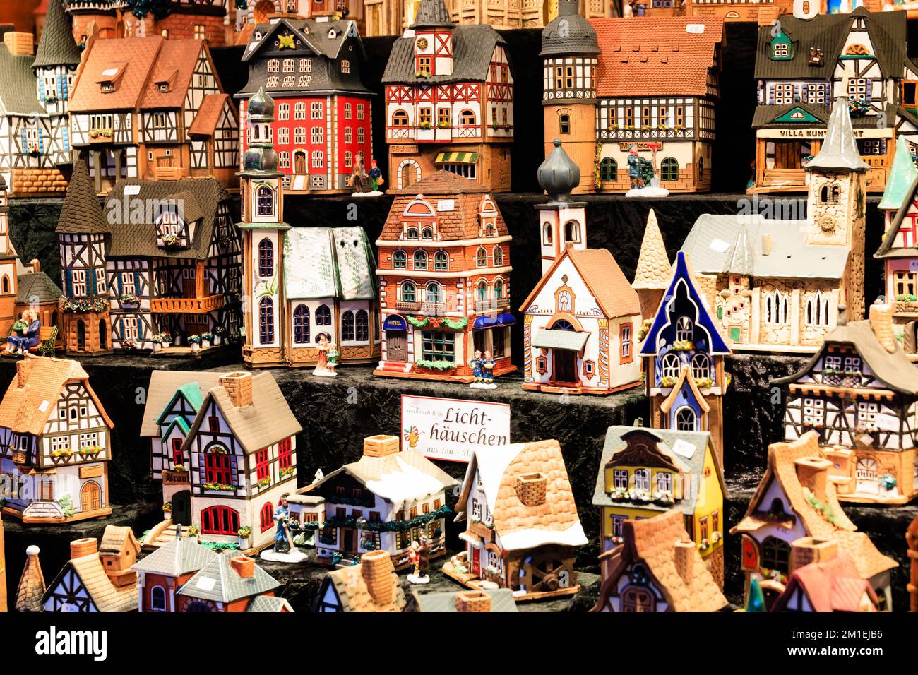 Case in ceramica in miniatura in vendita su una bancarella del mercato di Natale. Colonia Germania Foto Stock