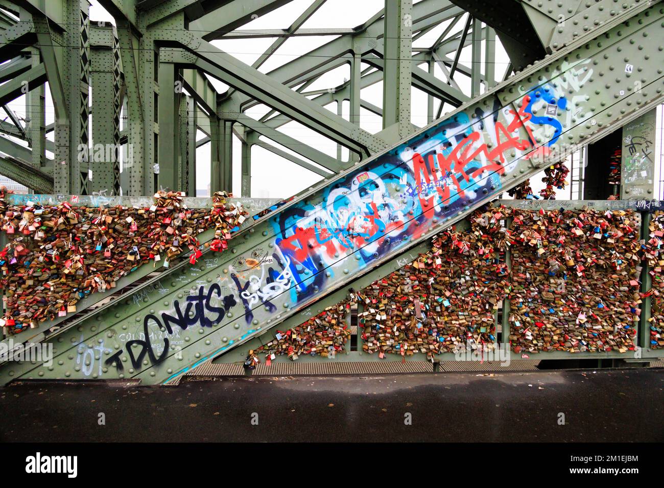 I lucchetti di amore e graffiti sul ponte Hohenzollern, hohenzollernbrucke, Koln Colonia Germania Foto Stock