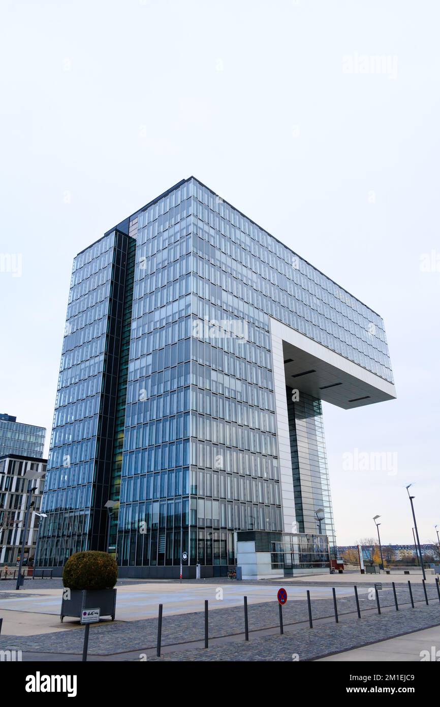 Kranhaus Sud, uno dei tre edifici di uffici Kranhauser nel distretto rheinauhafen di Colonia Germania. Foto Stock