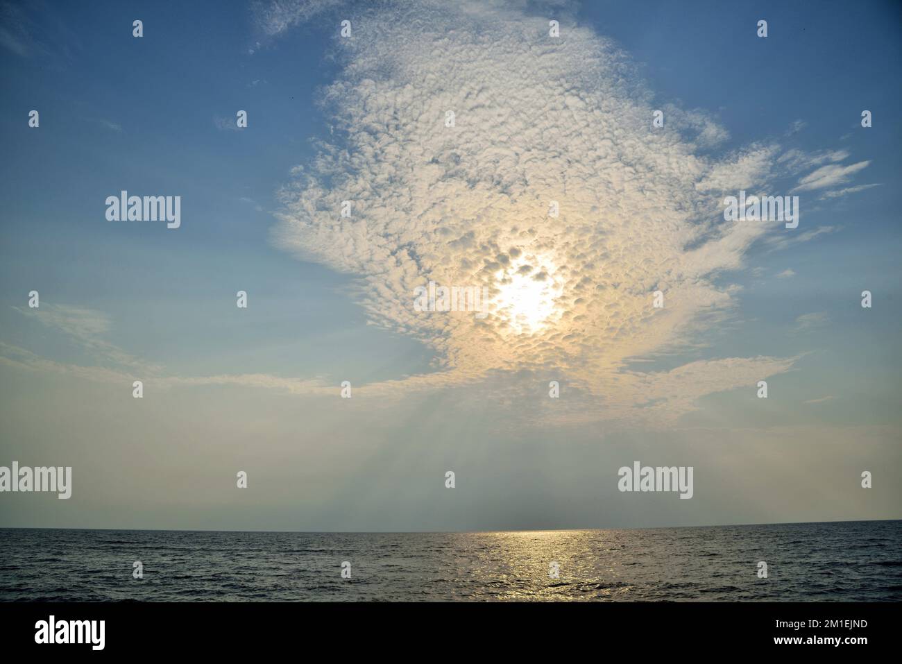 Sole dietro le nuvole, Bhagal spiaggia, Valsad, Gujarat, India, Asia Foto Stock