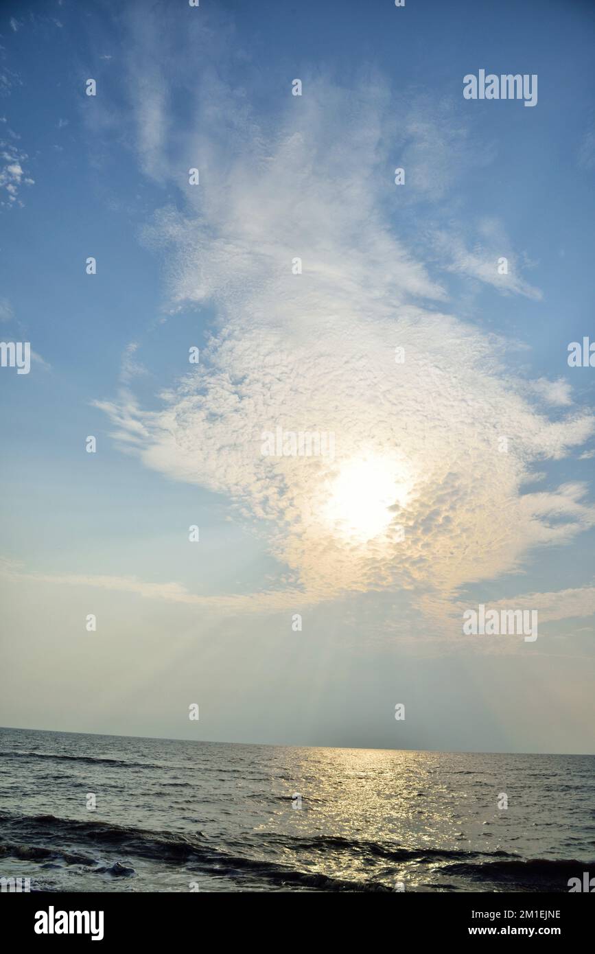 Sole dietro le nuvole, Bhagal spiaggia, Valsad, Gujarat, India, Asia Foto Stock