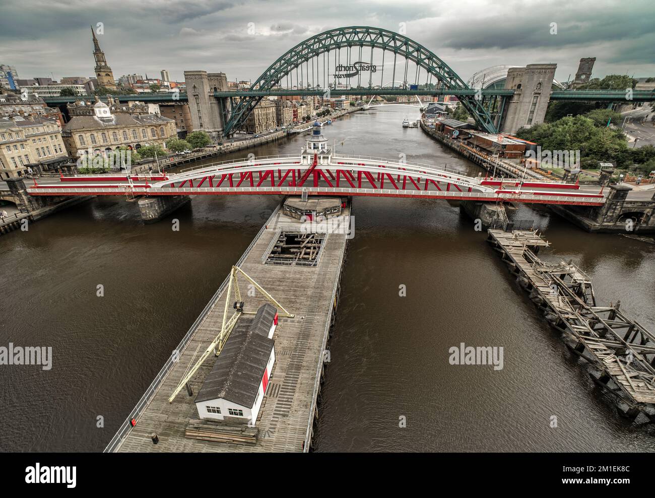 Immagine a colori desaturata e tempestosa di Tyne e Low Level Bridges a Newcastle Foto Stock