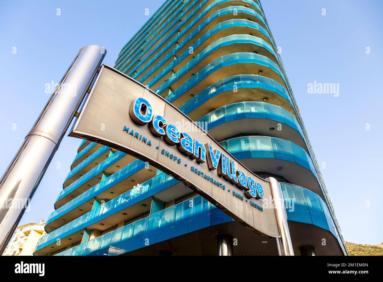 Cartello Ocean Village Marina con la maestosa torre residenziale Ocean Plaza, quartiere Nord, Gibilterra Foto Stock