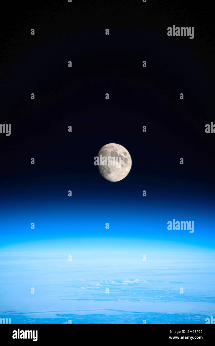Atmosfera del pianeta Terra. La luna sullo sfondo. Foto Stock