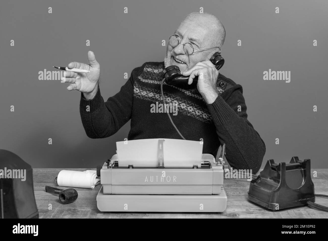 Autor dal passato. Scrivania con telefono e macchina da scrivere. Vintage. Redattore del produttore. bianco e nero Foto Stock