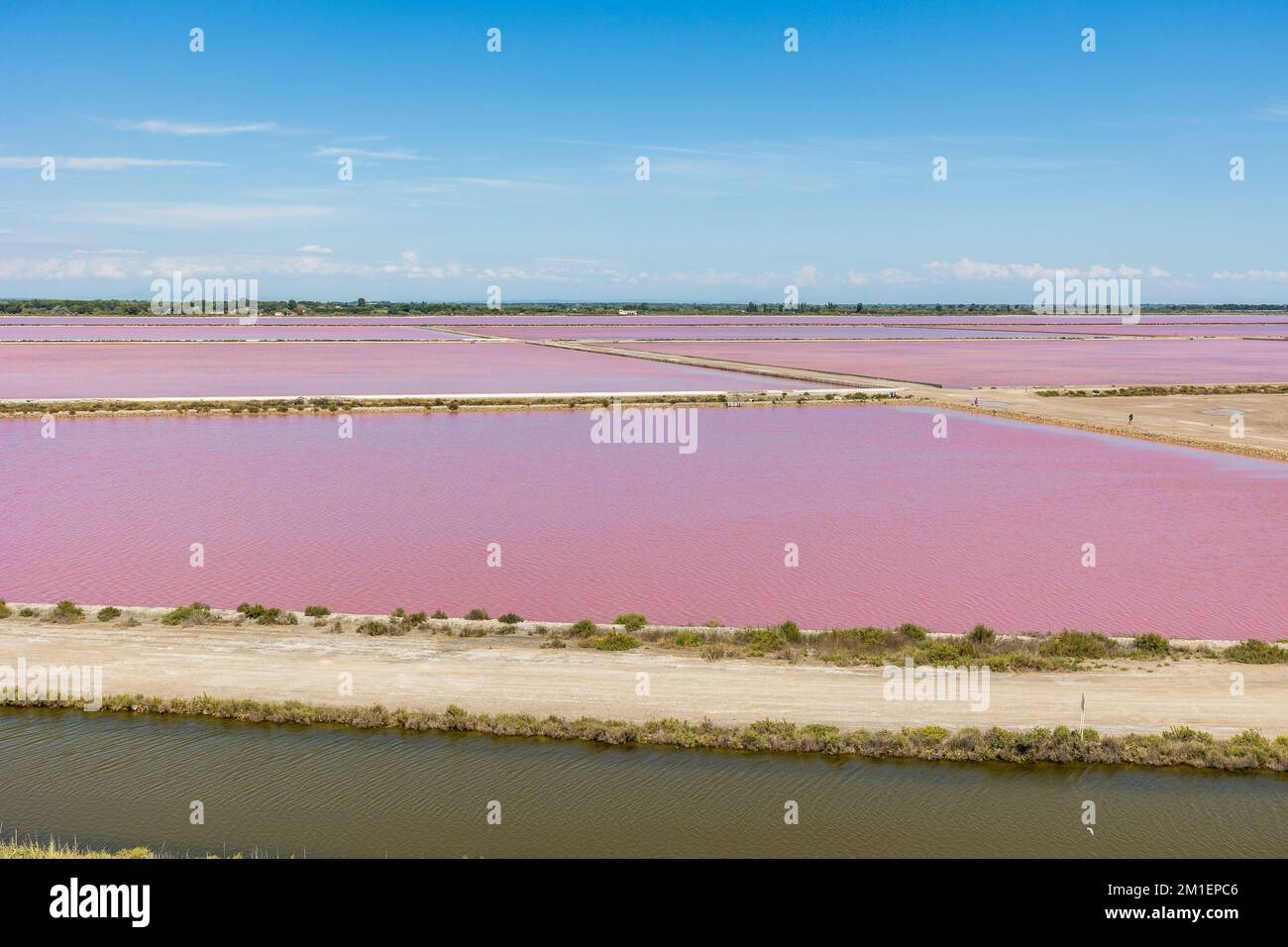 Vue sur le Salin d'Aigues-Mortes depuis le sommet d'une montagne de sel Foto Stock