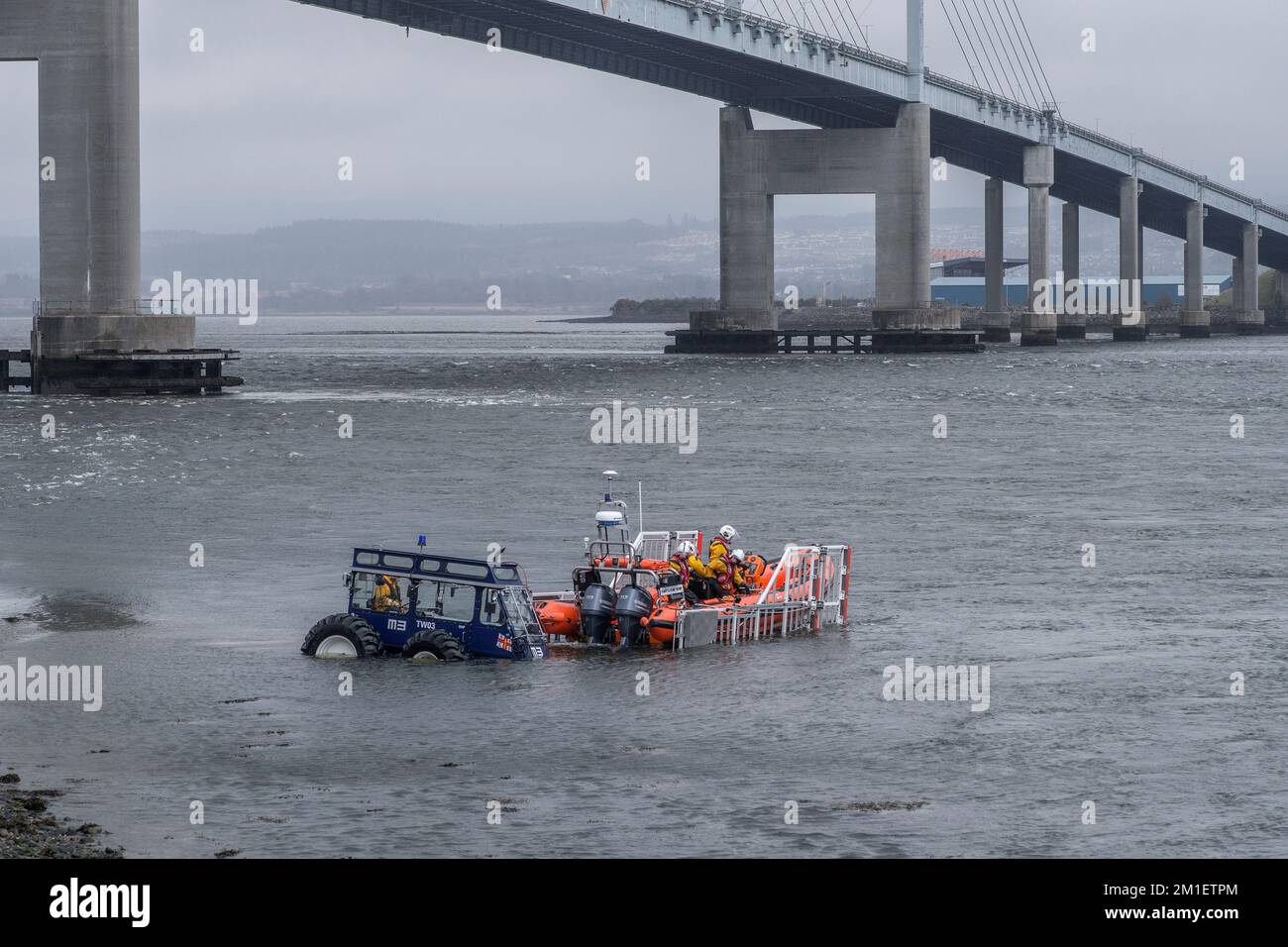 Esercitatevi a lanciare il trattore della North Kessock Lifeboat, dalla rampa di uscita della stazione dei lifboat, sotto il ponte di Kessock, Black Isle, Ross-shire. Foto Stock