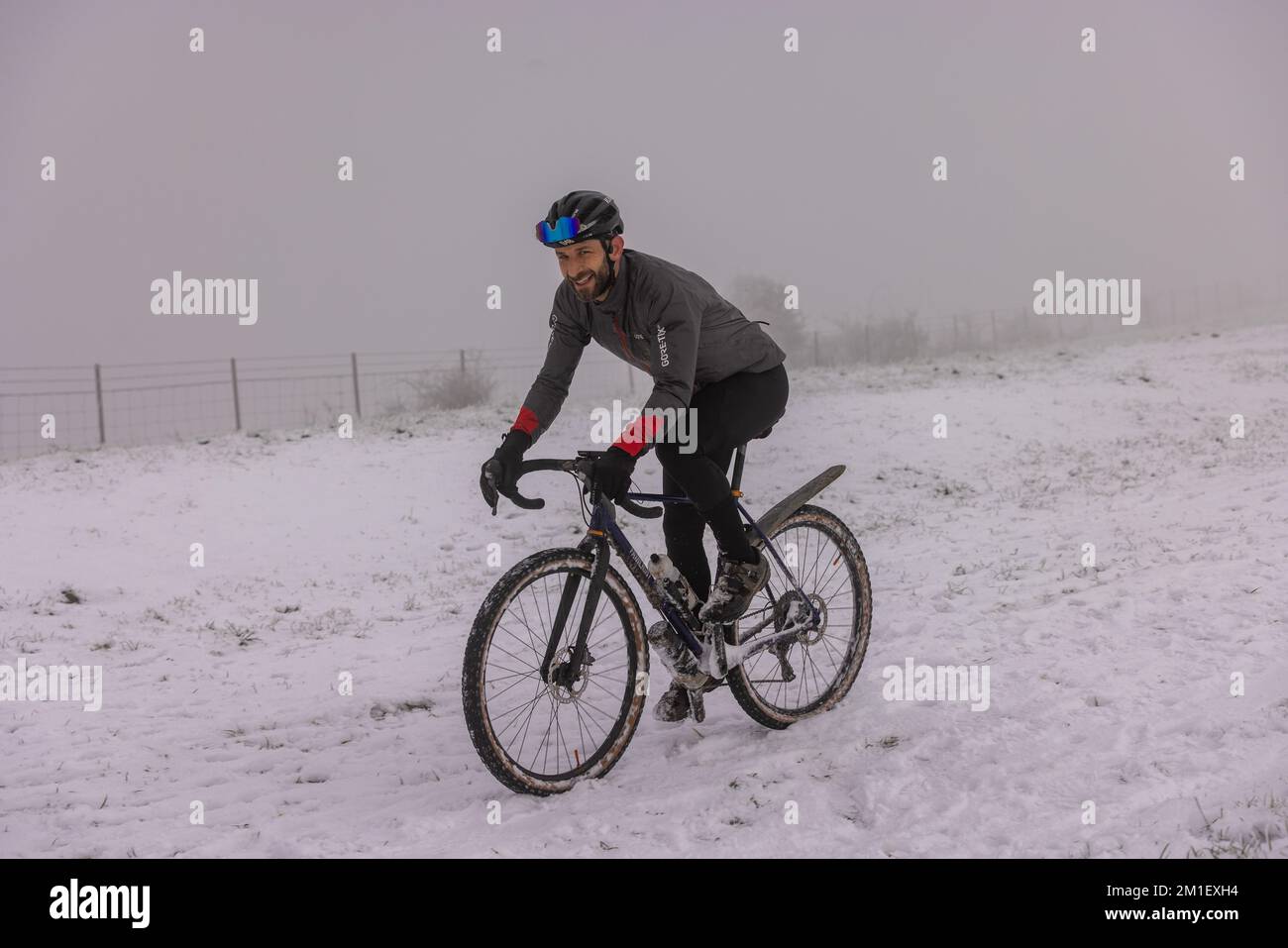 Brighton, Regno Unito. 12th Dec, 2022. Una persona in bicicletta al Ditchling Beacon a Brighton, Sussex. Credit: Steven Paston/Alamy Live News Credit: steven Paston/Alamy Live News Foto Stock