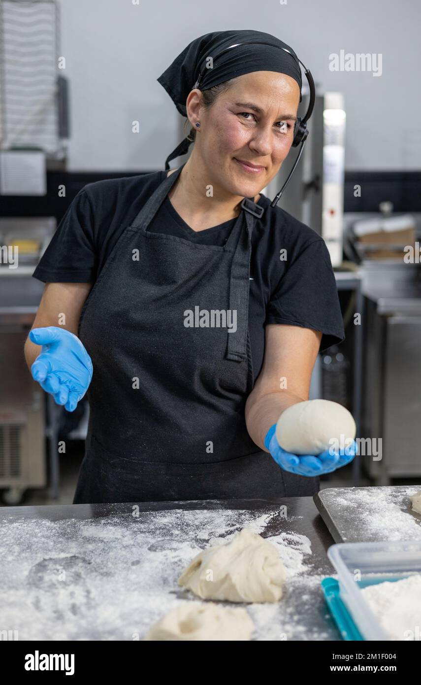 Chef professionista che lavora pasta di pane Foto Stock