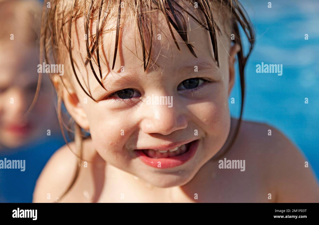 Umea, Norrland Svezia - 28 giugno 2022: La bambina si congela dopo il bagno all'aperto Foto Stock