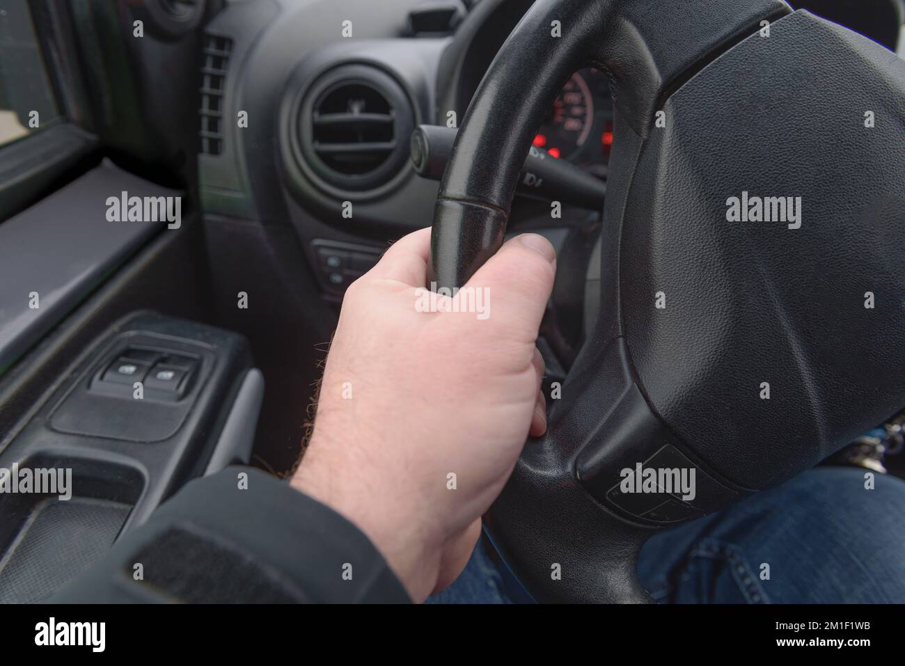 Presa forte sul volante durante la sterzata Foto Stock