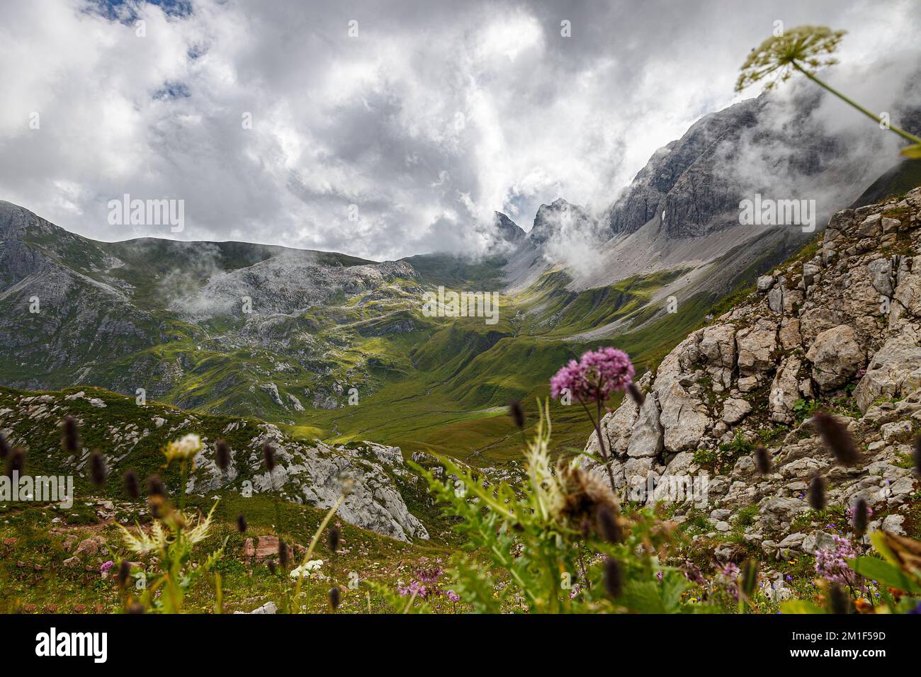 Vista dal Gehrengrat sulle vette nebbiose delle Alpi. Lech, Austria, Europa Foto Stock
