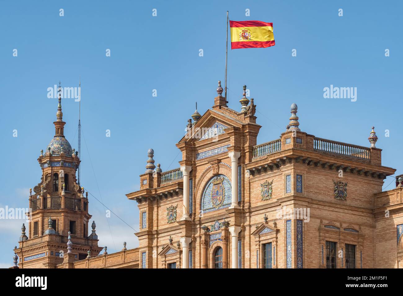 Primo piano della bandiera spagnola sul famoso palazzo Plaza de Espana in Piazza di Spagna a Siviglia, Spagna. Foto Stock