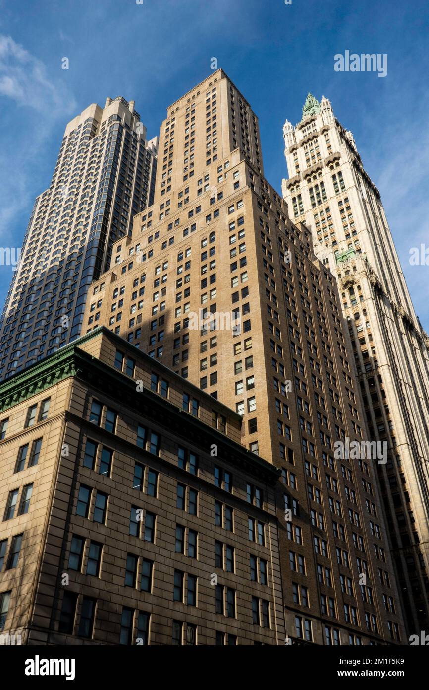 Edifici di uffici e grattacieli di case di appartamenti nel quartiere finanziario di Manhattan, 2022, New York City, USA Foto Stock