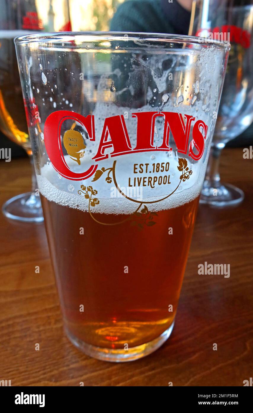 Birra Cains, fondata nel 1850, Liverpool, al bar Doctor Duncans, St John's Ln, Queen Square, Liverpool, Merseyside, INGHILTERRA, REGNO UNITO, L1 1HF Foto Stock