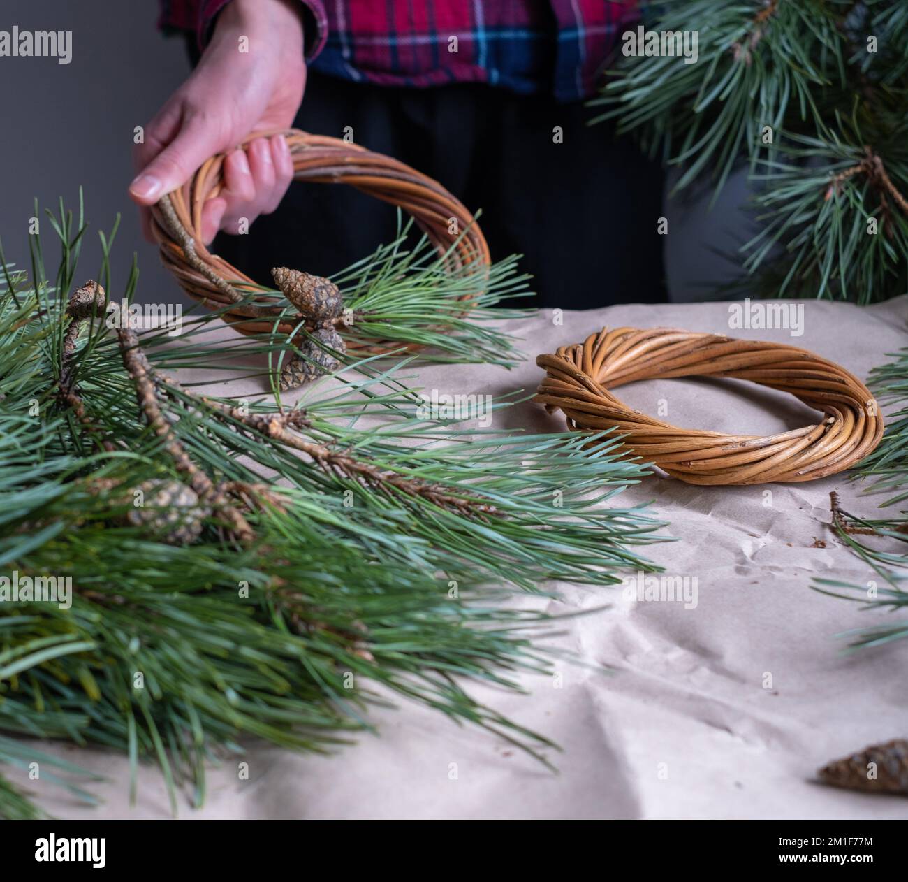 Preparandosi per le feste di Natale. Wreath di Natale fare Foto Stock