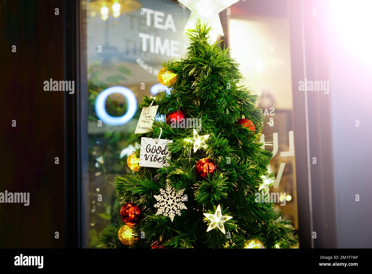 Decorazioni di Natale sull'albero di festa con un'etichetta buona virbes citazione. Festivo sfondo tradizionale celebrazione per il nuovo anno Foto Stock