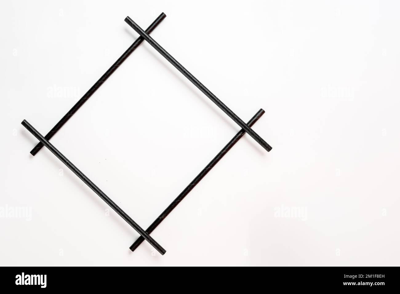 cornice nera a forma di diamante di paglia composible di bambù isolata su uno sfondo bianco Foto Stock