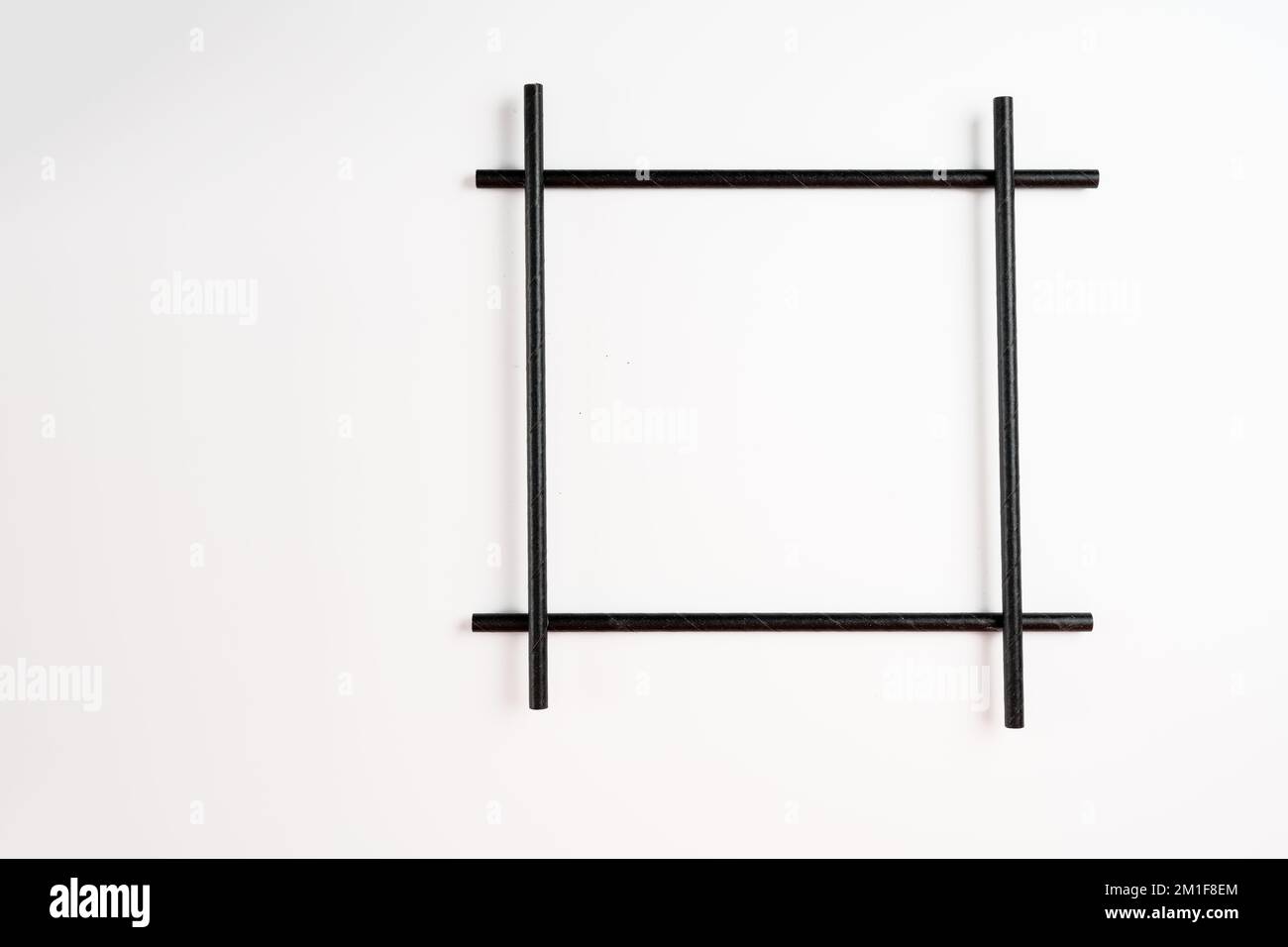 cornice quadrata di bambù nero componibile in paglia isolata su sfondo bianco Foto Stock