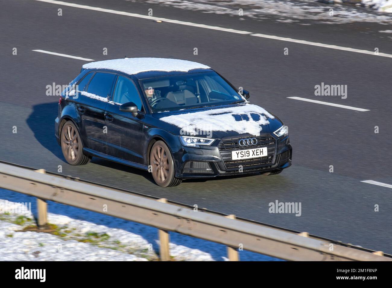 2018 Black AUDI A3 999cc benzina manuale a 6 velocità; vetture ghiacciate in una fredda mattinata invernale. Inverno basse temperature con gelo a dicembre e condizioni di guida fredde sull'autostrada M61, Regno Unito Foto Stock