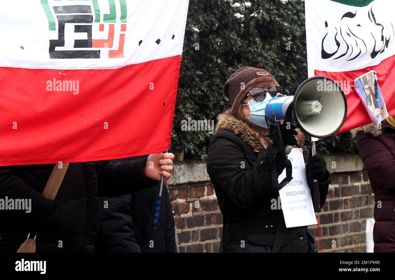 Londra, Regno Unito. 12th Dec, 2022. I cittadini iraniani manifestano al di fuori dell'ambasciata iraniana a Londra contro la dittatura iraniana e la sua esecuzione di prigionieri politici. Credit: Brian Minkoff/Alamy Live News Foto Stock