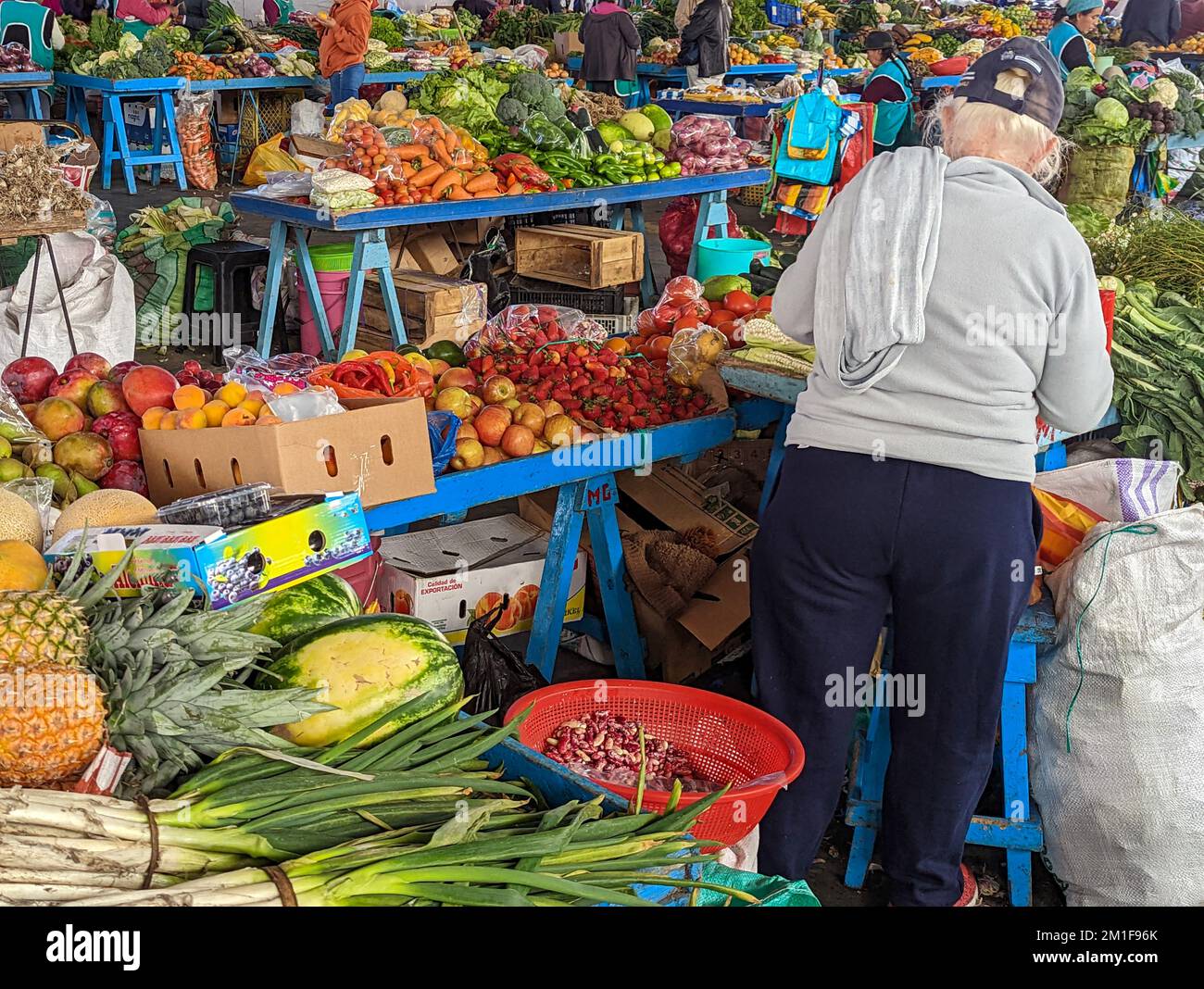 vendita di frutta e verdura nel mercato di strada in ecuador Foto Stock