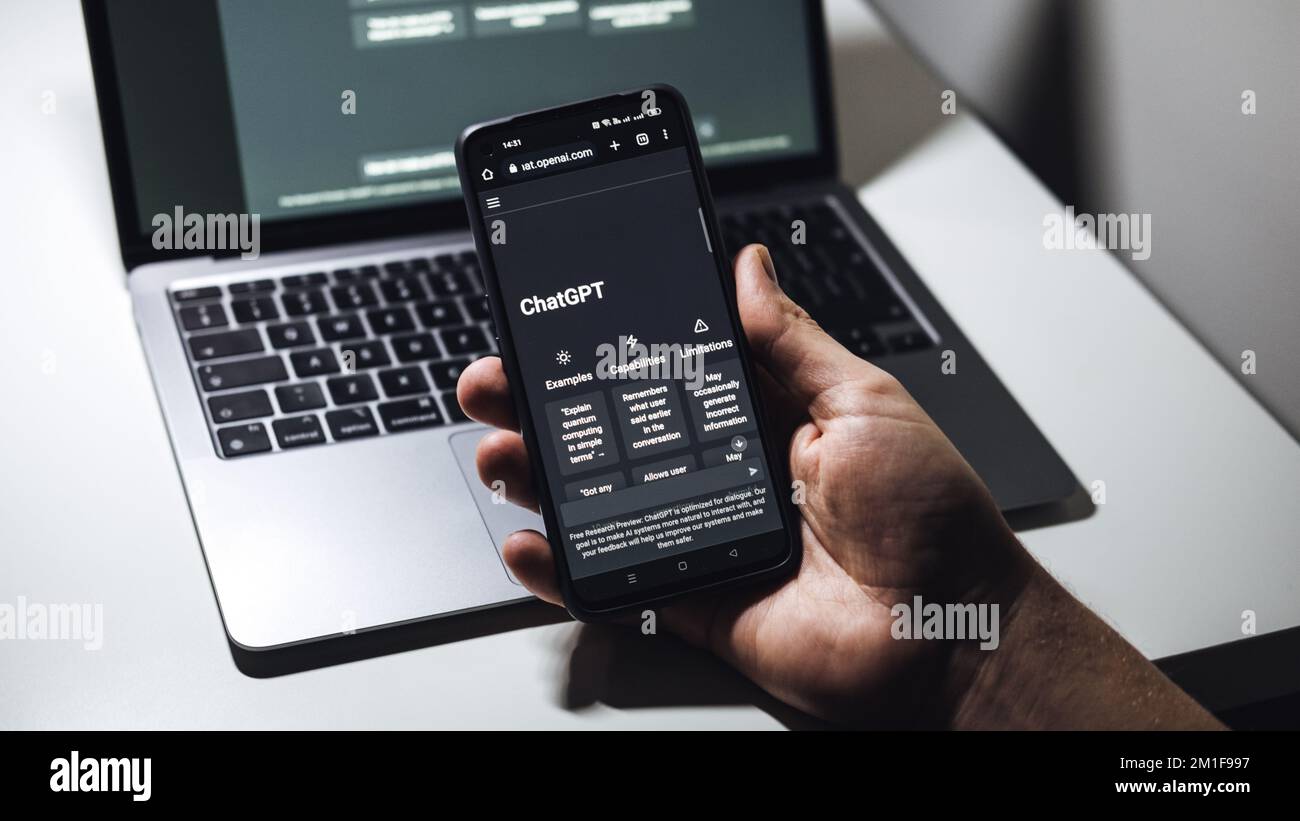 Schermo con ChatGPT chat con intelligenza artificiale o intelligenza artificiale. Man cerca informazioni utilizzando l'intelligenza artificiale chatbot sviluppato da OpenAI Foto Stock
