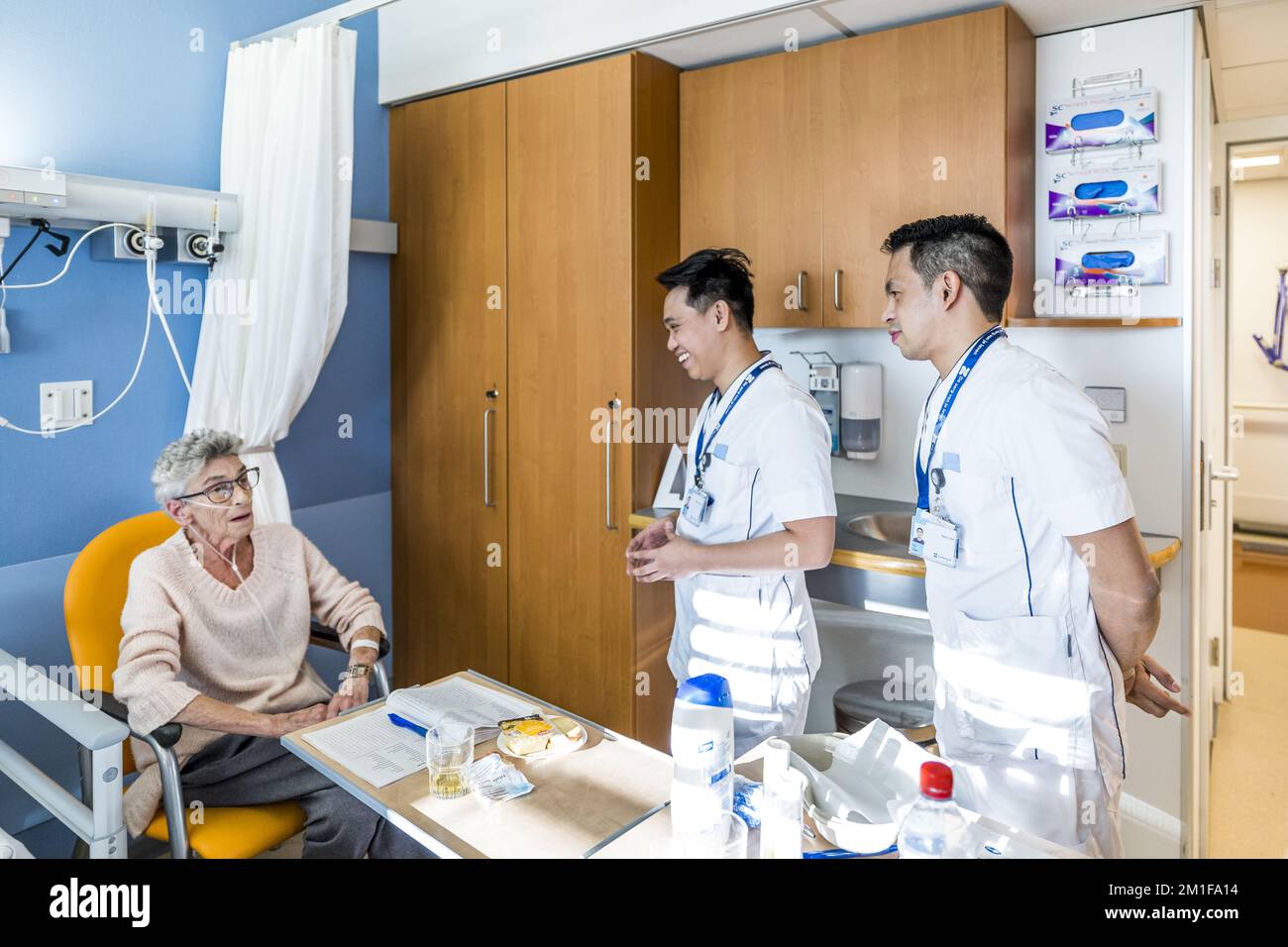 HEERLEN - gli infermieri filippini visitano i reparti dell'ospedale  Zuyderland dove vanno a lavorare. Per ridurre la carenza di personale  sanitario, gli ospedali reclutano operatori sanitari dall'estero. ANP  MARCEL VAN HOORN olanda