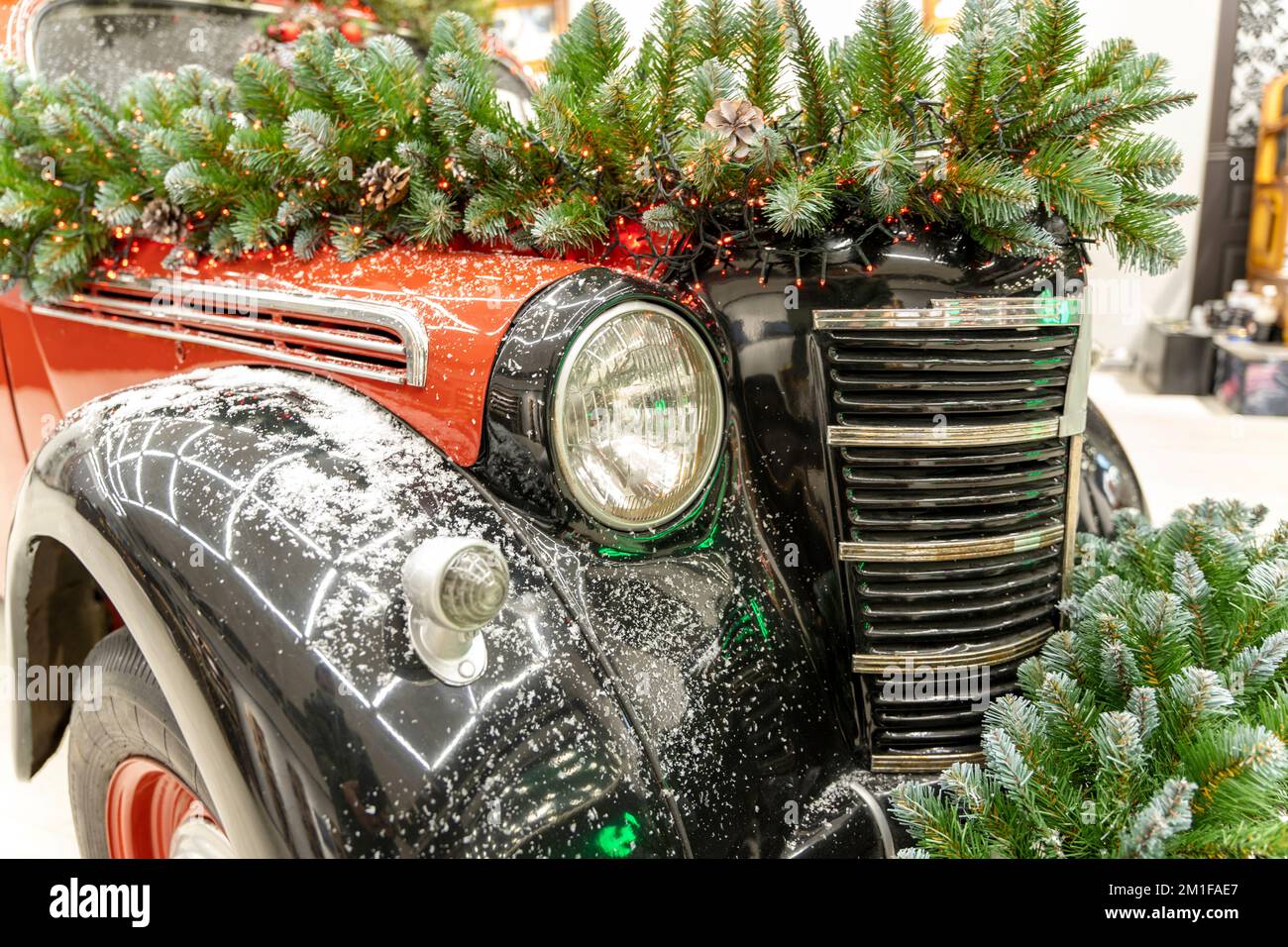 L'auto d'epoca è decorata con rami di abete e decorazioni natalizie Foto Stock