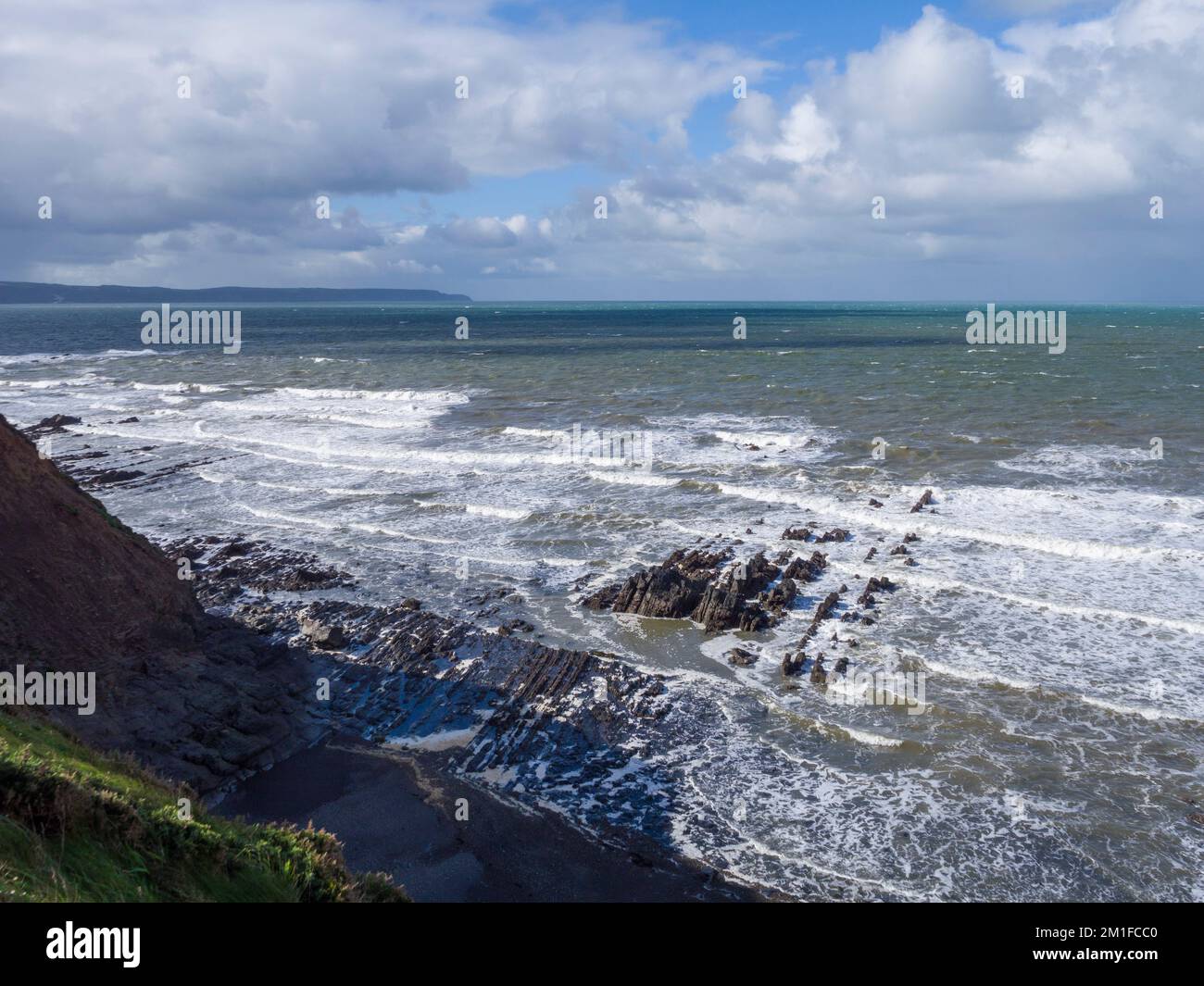 Bideford Bay dalle scogliere di Westward ho! Con Hartland Point Beyond, North Devon, Inghilterra. Foto Stock