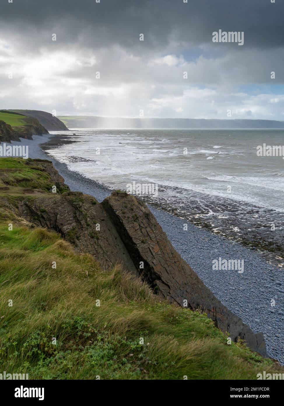 Bideford Bay da Cornborough Cliff sulla North Devon Coast Area of Outstanding Natural Beauty, England. Foto Stock