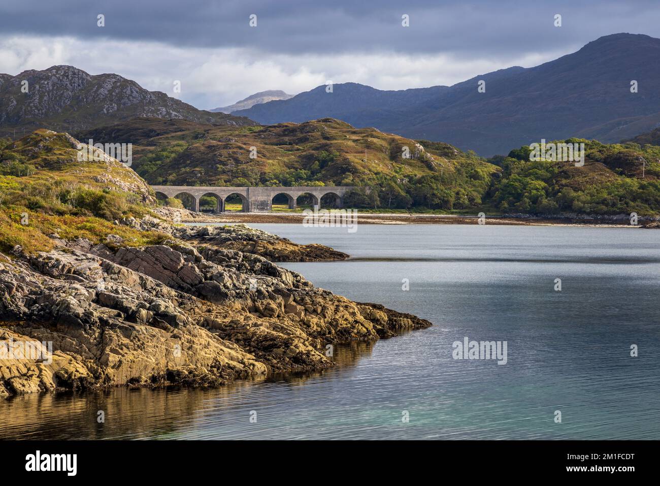 Il Viadotto ferroviario delle Highland occidentali sulla riva orientale di Loch Nan Uamh, Lochaber, Scozia Foto Stock