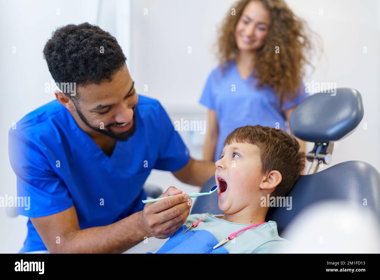 Ragazzo liitle seduto su una sedia dentista durante l'esame dentista. Foto Stock