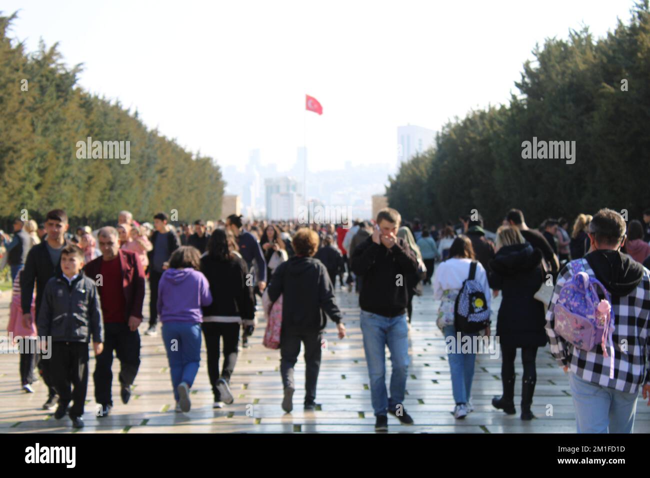 I visitatori camminano in quella che è conosciuta come la strada del leone di Anıtkabir. Visitatori del mausoleo. Foto Stock