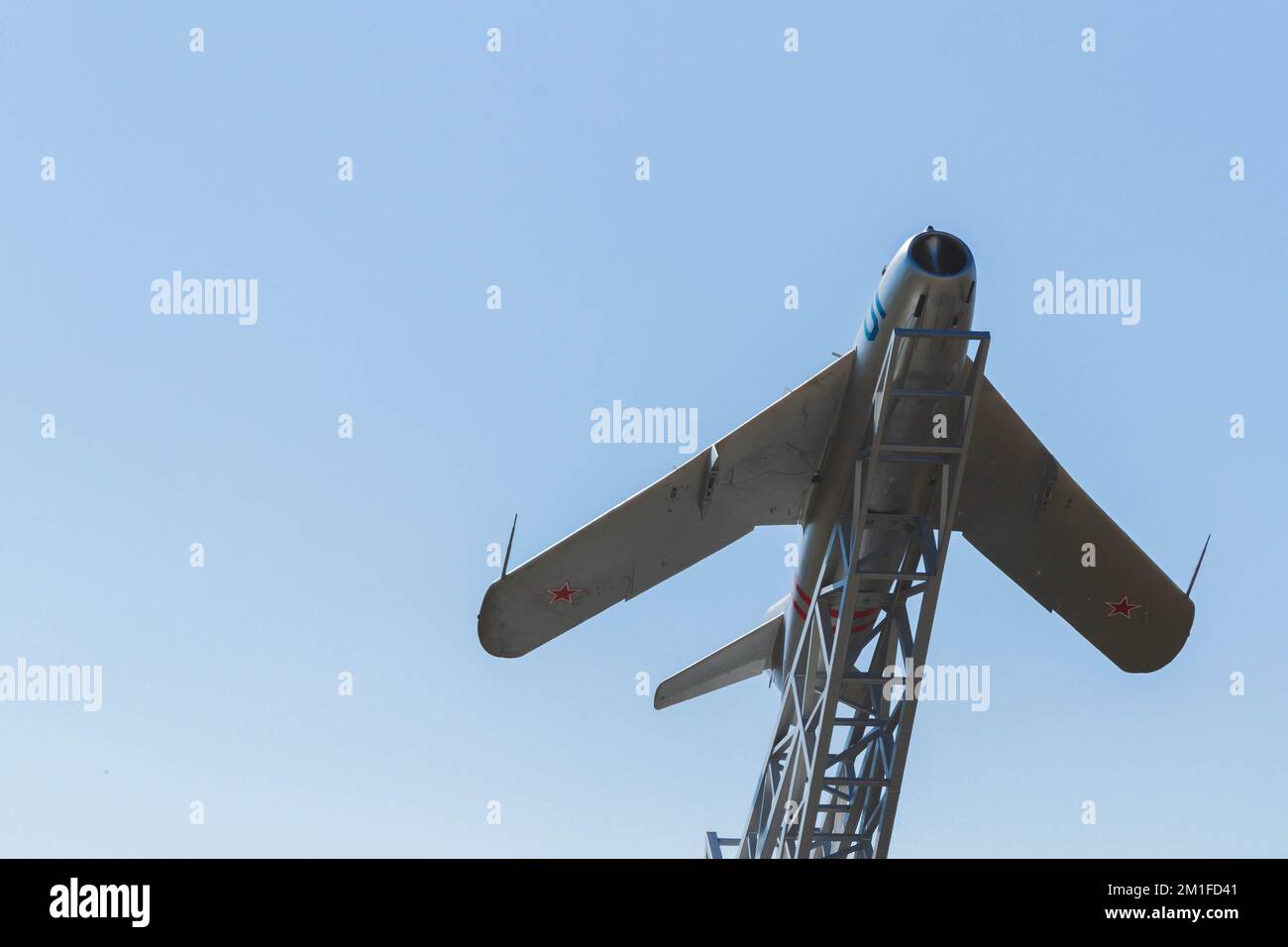Aereo - monumento. Aereo sovietico con stella rossa contro cielo blu. Foto Stock