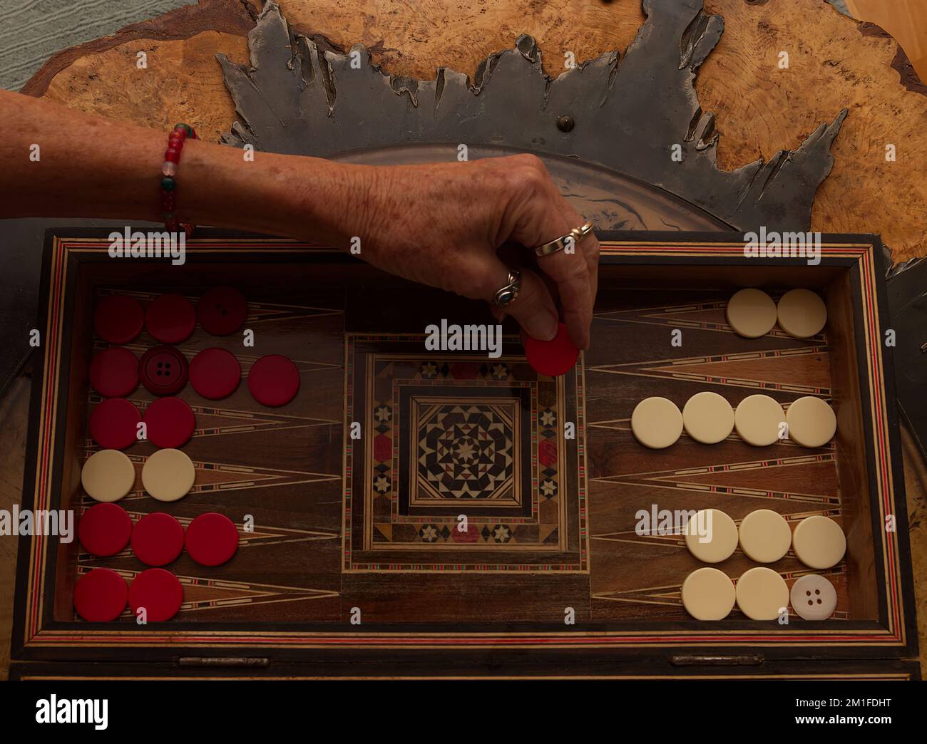 Donna matura che gioca backgammon Foto Stock