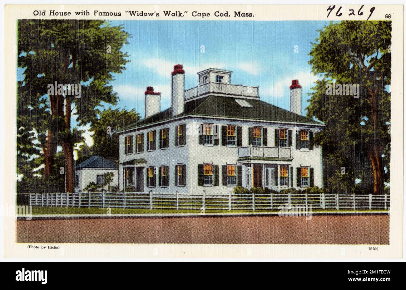 Vecchia casa con la famosa 'passeggiata di Widow', Cape Cod, Mass. , Houses, Tichnor Brothers Collection, cartoline degli Stati Uniti Foto Stock