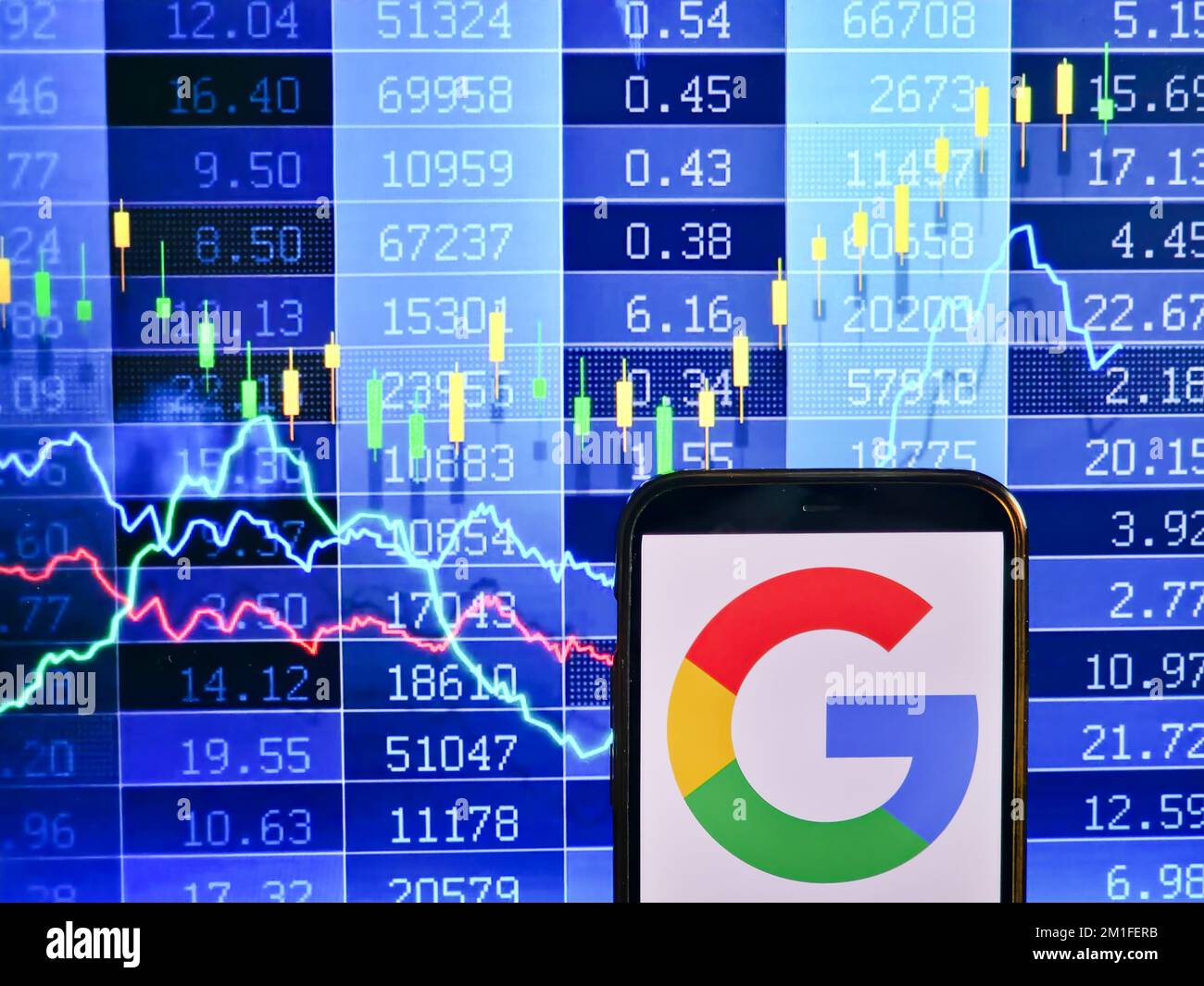 KONSKIE, POLONIA - 12 dicembre 2022: Smartphone che visualizza il logo della società di Google (Alphabet) sullo sfondo del diagramma di borsa Foto Stock