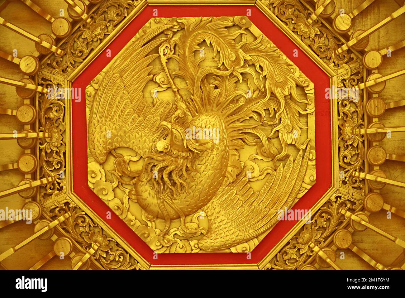 Incredibile legno di Phoenix cinese sul soffitto di un tempio buddista cinese Foto Stock