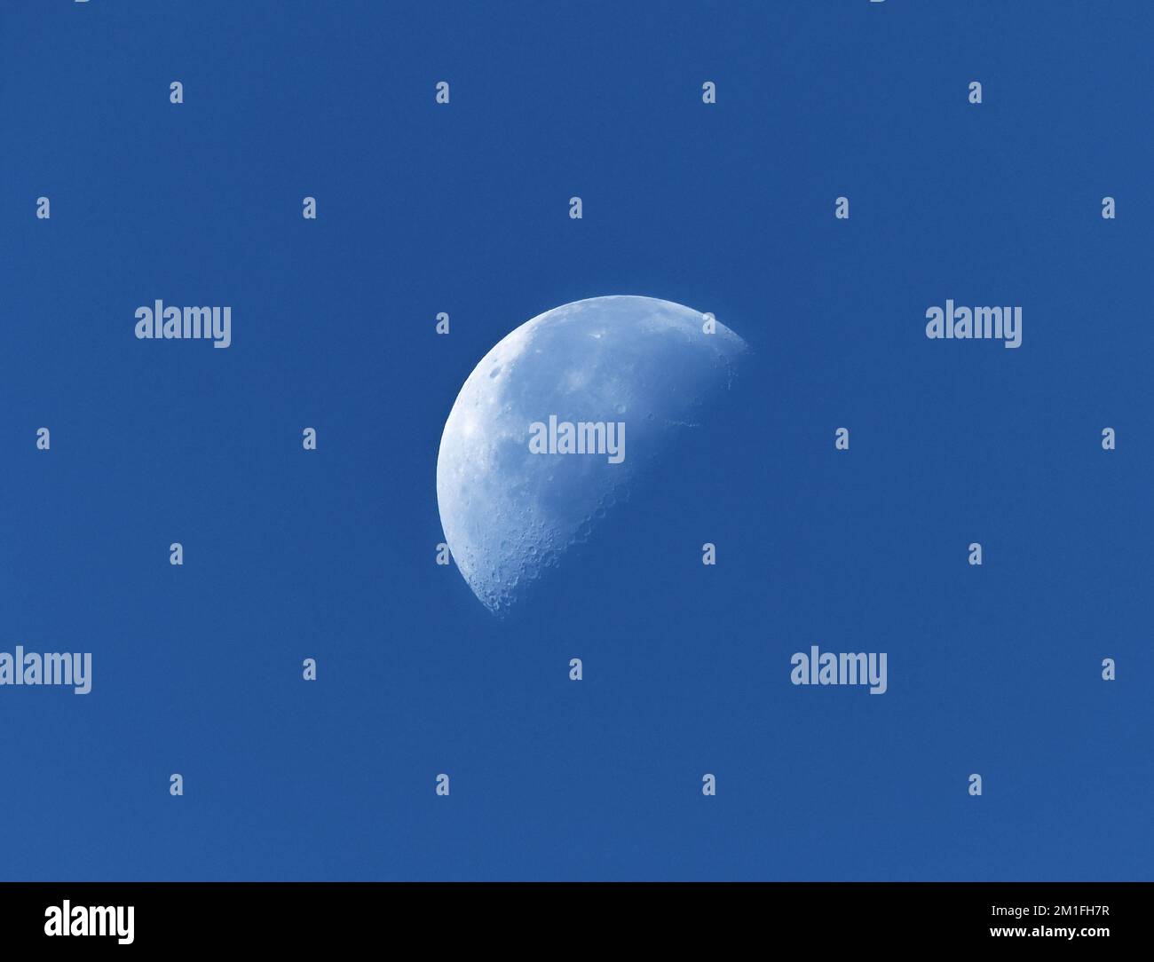 Mezza luna nel cielo di giorno Foto Stock