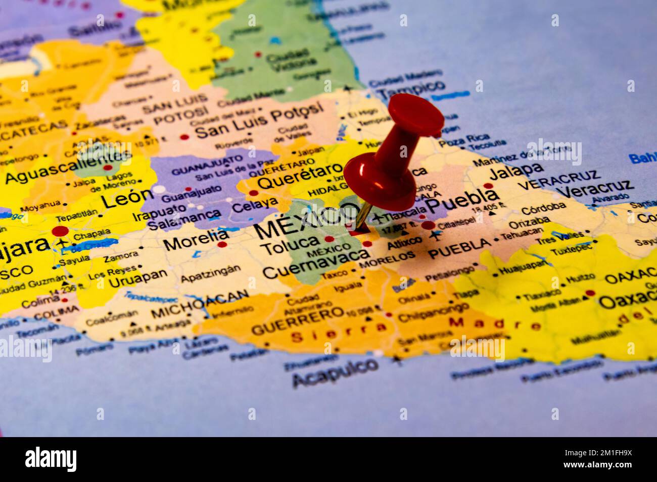 Un primo piano di una puntina rossa in viaggio su una mappa del paese del Messico Foto Stock