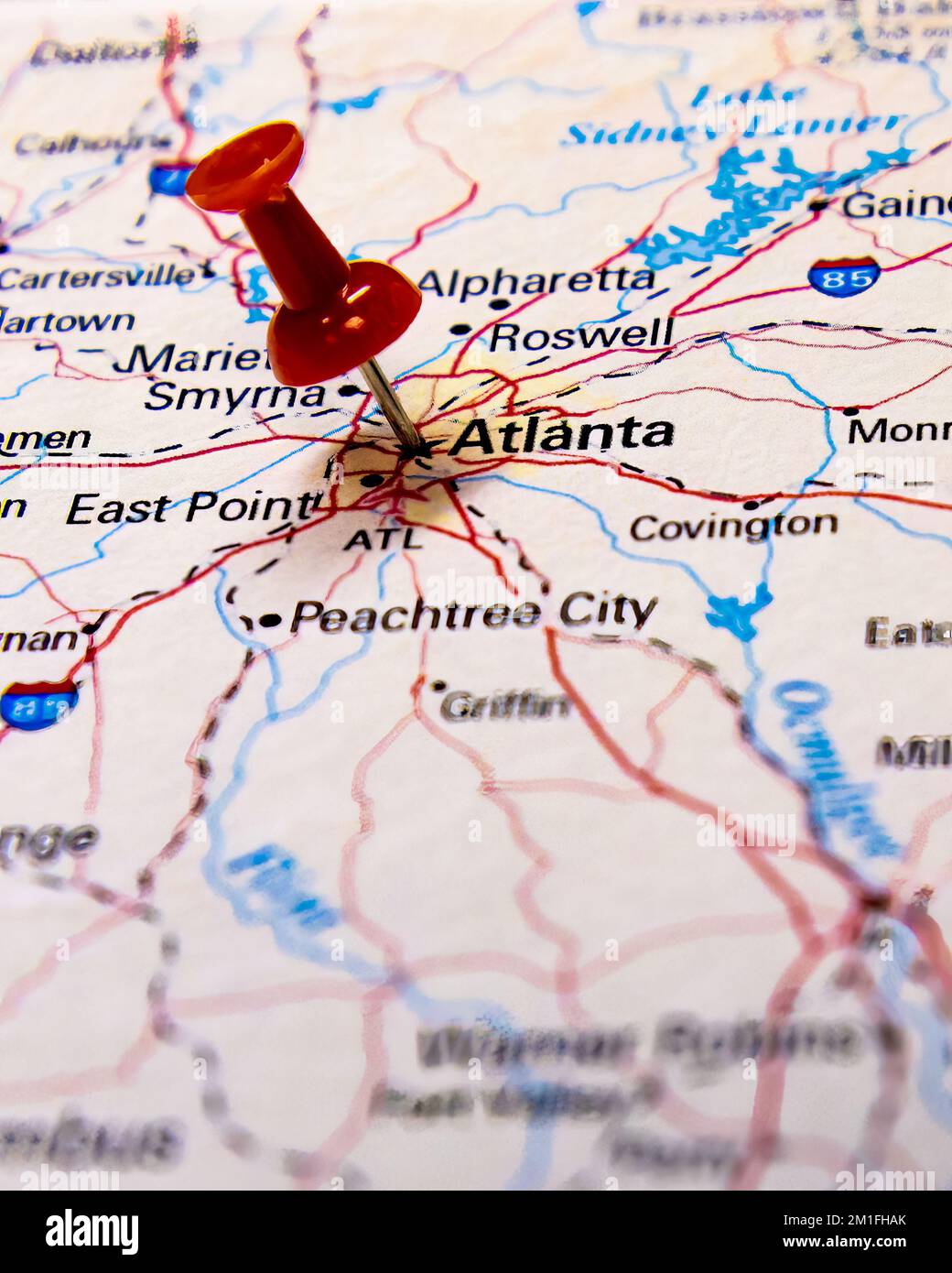 Un primo piano verticale di una puntina rossa in viaggio su una mappa della città di Atlanta Foto Stock