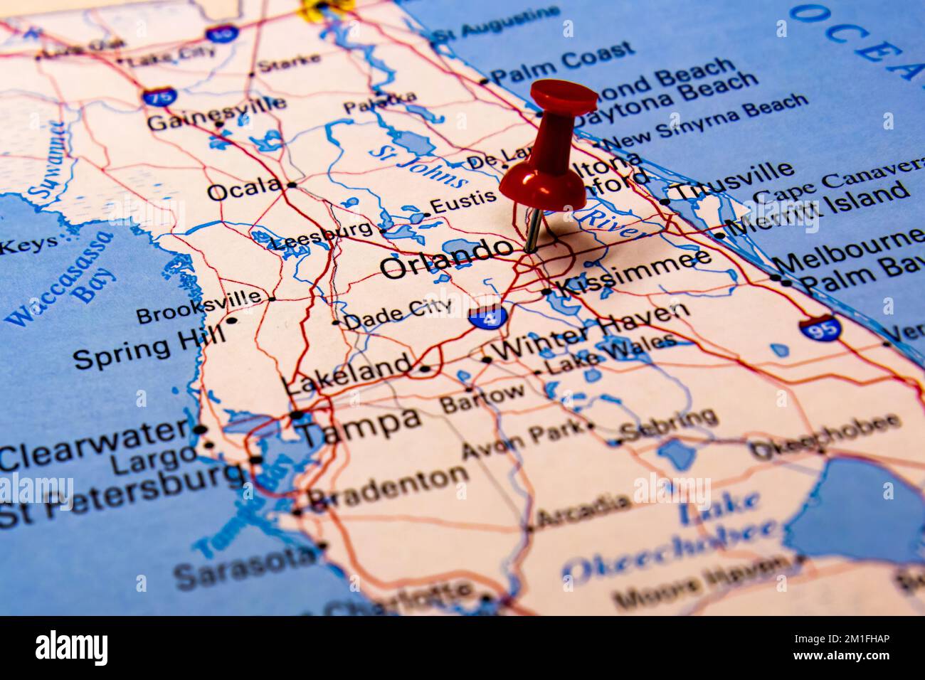 Un primo piano di una puntina rossa in viaggio su una mappa della città di Orlando Foto Stock